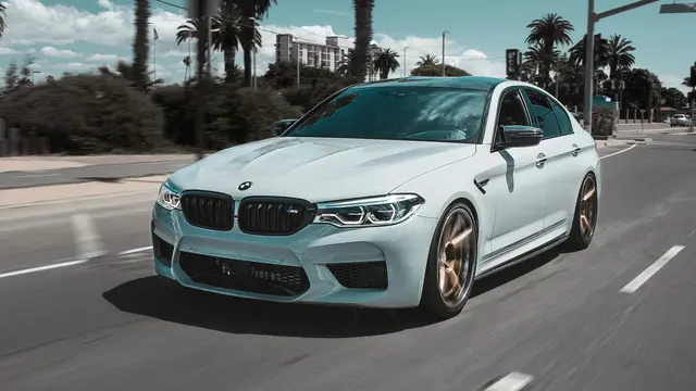 Ilustrasi Mobil BMW (Unsplash/Jon Koop)