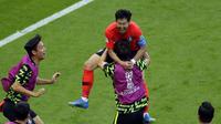 Pemain Korea, Son Heung-min (atas) merayakan golnya ke gawang Jerman ,pada laga grup F Piala Dunia 2018 di Kazan Arena, Kazan, Rusia, (27/6/2018). Korea menang atas Jerman 2-0. (AP/Sergei Grits)