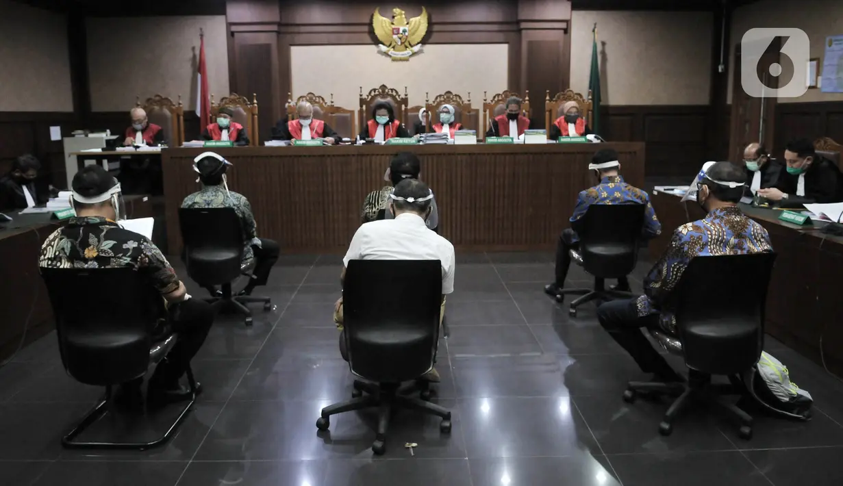 Suasana sidang perdana kasus korupsi pengelolaan dan penggunaan dana investasi PT Asuransi Jiwasraya di Pengadilan Tipikor, Jakarta, Rabu (3/6/2020). Sidang yang menghadirkan enam terdakwa tersebut menerapkan protokol social distancing. (merdeka.com/Iqbal S. Nugroho)