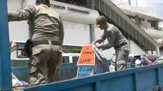 Petugas Satpol PP Kecamatan Tanah Abang merazia pedagang kaki lima di Tanah Abang,  razia dilakukan di sekitar pasar Tanah Aabang dan Stasiun .