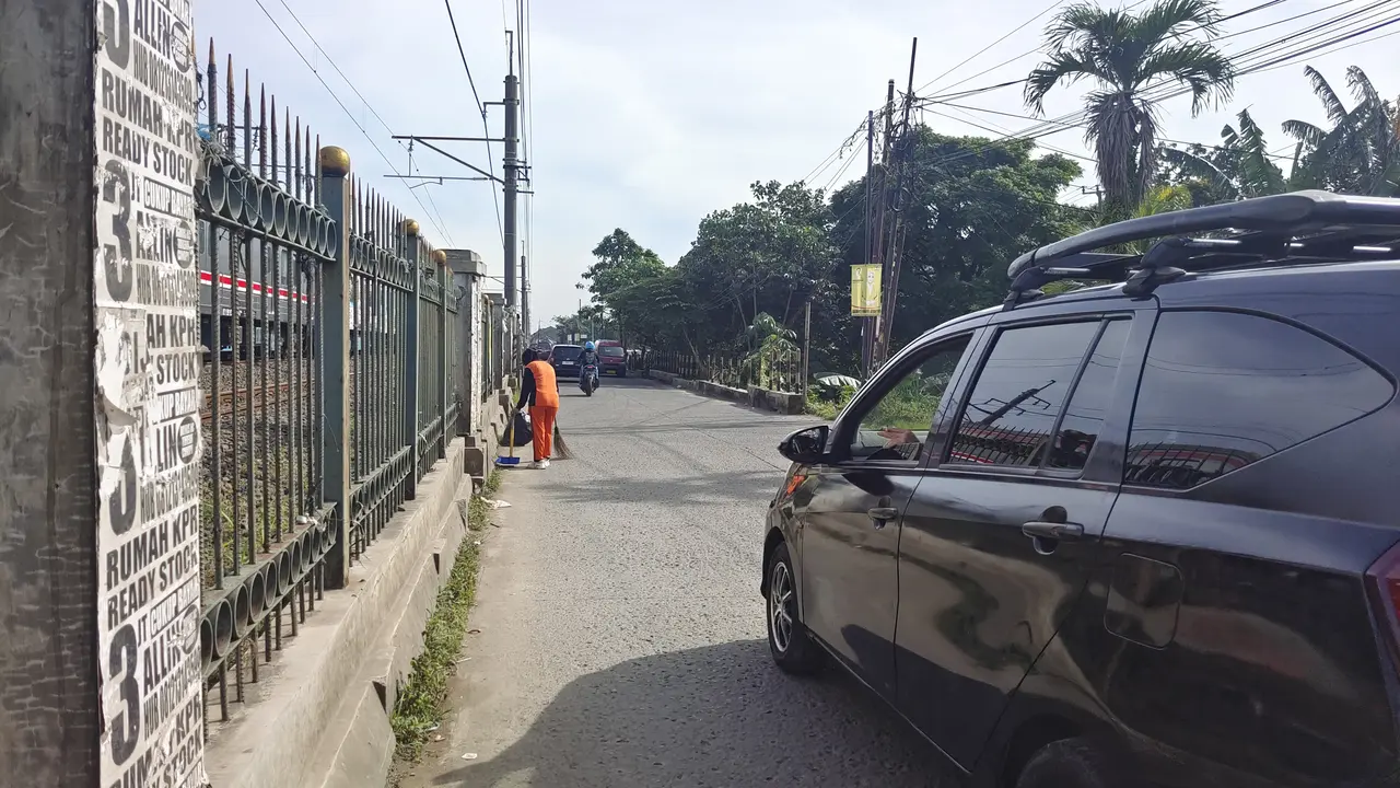 Pengemudi Angkot Menabrak Petugas Penyapu Jalan Kota Depok
