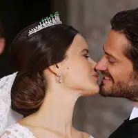 Pangeran Carl Philip dan Sofia Hellqvist (via mirror.co.uk)