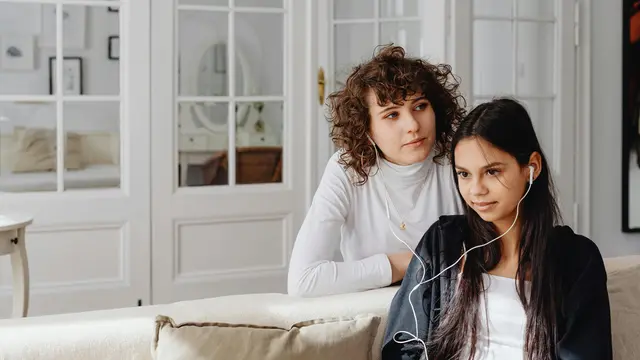 Ilustrasi Berbicara dengan Seseorang