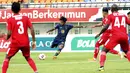 Gelandang Persela Lamongan, Riyatno Abiyoso (tengah) menendang bola ke gawang Persik Kediri dalam laga Grup C Piala Menpora 2021 di Stadion Si Jalak Harupat, Bandung, Rabu (7/4/2021). Persela bermain imbang 2-2 dengan Persik. (Bola.com/Ikhwan Yanuar)