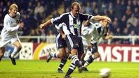 Alan Shearer. Striker yang kini berusia 51 tahun dan pensiun bersama Newcastle United Juli 2006 tercatat sebagai pemain dengan koleksi gol penalti terbanyak di Liga Inggris dengan 54 gol. Ia melakukannya saat berseragam Blackburn dan Newcastle mulai 1992/1993 hingga 2005/2006. (AFP/Odd Andersen)