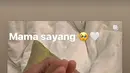 Sebelum kabar sakit ibu Teuku Wisnu tersiar, Shireen Sungkar ikut serta kumpul arisan Geng Cendol di Bacha Coffee, Plaza Senayan. Satu jam setelah unggahan kebersamaannya bareng Geng Cendol, Shireen repost postingan Teuku Wisnu disertai tulisan ‘Mama Sayang’. 11 tahun menikah dengan Teuku Wisnu, adik Zaskia Sungkar ini tentunya sangat dekat dengan sang mertua. (Liputan6.com/IG/@shireensungkar)