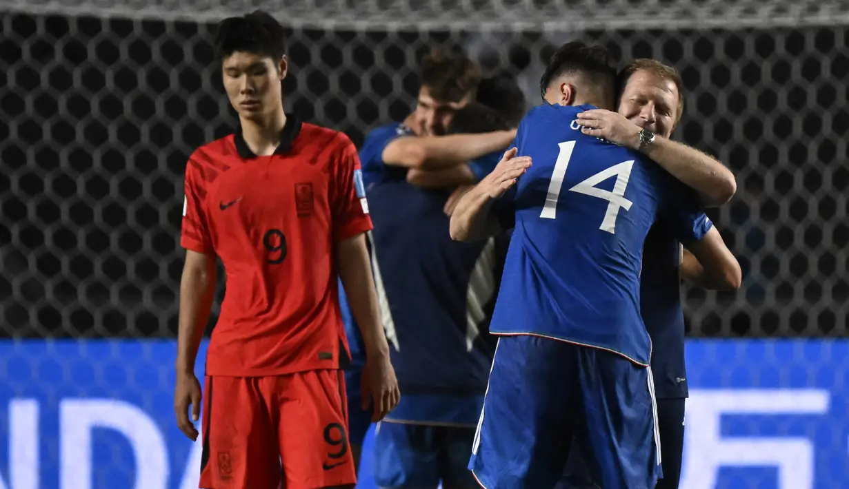 Selebrasi pemain Timnas Italia U-20 setelah mengalahkan Korea Selatan dengan skor 2-1  dalam pertandingan semifinal Piala Dunia U-20 2023 yang digelar di Estadio Unico Diego Maradona, La Plata, Jumat (9/6/2023) pagi WIB. (AFP/Luis Robayo)