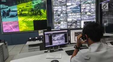 Petugas memantau kondisi lalu lintas melalui monitor kamera pengawas (CCTV) berpengeras suara di ruang Network Operation Center (NOC) Unit Pelayanan Sistem Pengendali Lalu Lintas (UP SPLL) Dishub DKI Jakarta, Kamis (5/10). (Liputan6.com/Faizal Fanani)