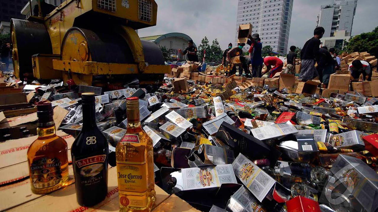 Puluhan Ribu Botol Minuman Keras Dimusnahkan