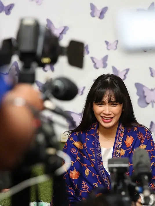 Tukar kado menjadi ritual rutin setiap tahun dalam perayaan ulang tahun Ussy Sulistyawati dan Andhika Pratama. Sudah berjanji tidak saling memberi kado di perayaan tahun ini, namun tanpa disengaja tukar kado itu kembali ada. (Bambang E. Ros/Bintang.com)