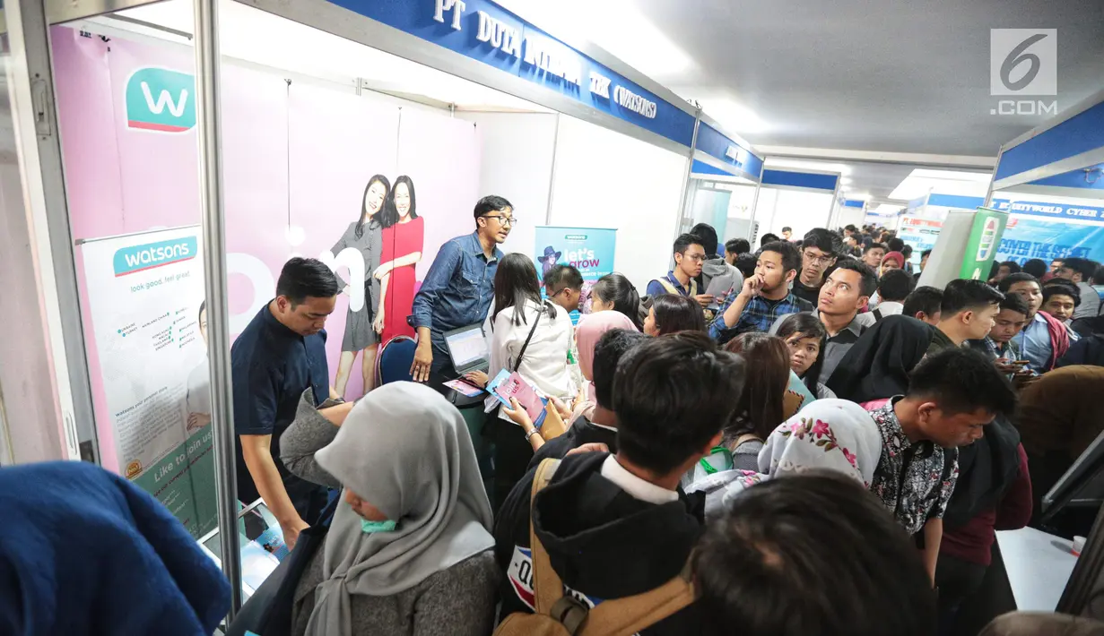 Para pencari kerja memadati Job Fair yang diadakan di Istora GBK, Jakarta, Rabu (19/9). Job Fair bertajuk Jakarta spektakuler "Job for Career" diikuti lebih dari 120 perusahaan BUMN, swasta skala nasional maupun internasional. (Liputan6.com/Faizal Fanani)