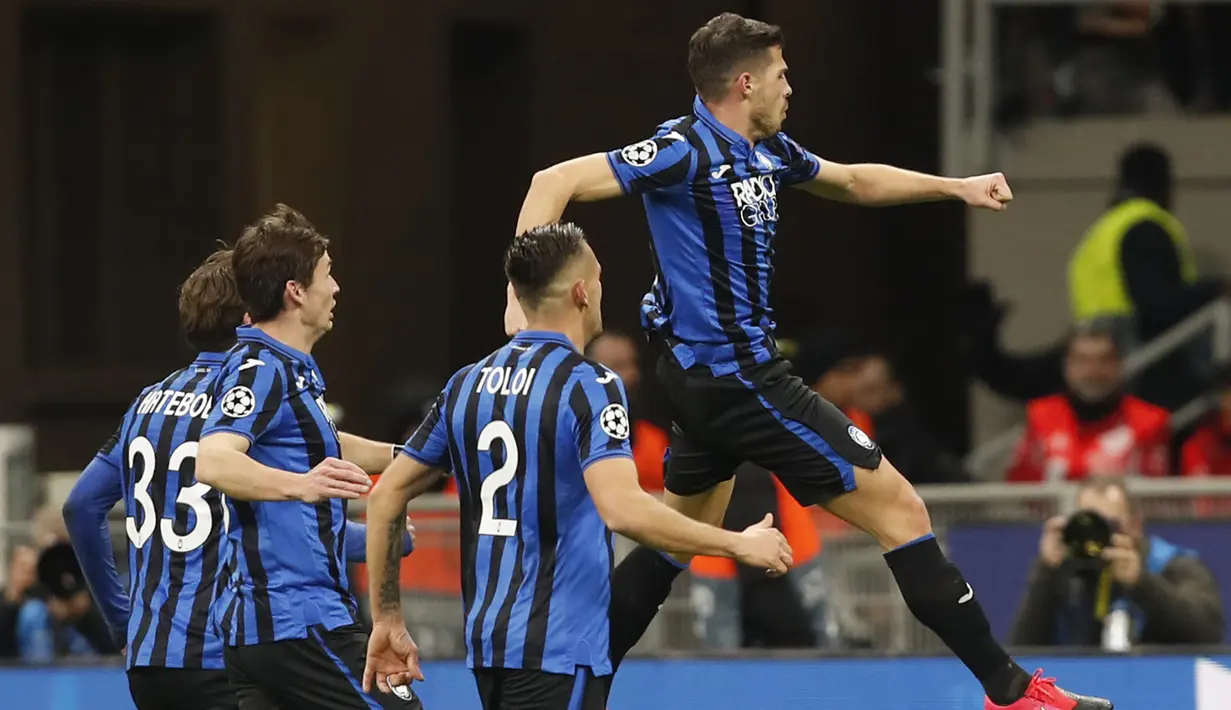 Gelandang Atalanta, Remo Freuler (kanan) berselebrasi usai mencetak gol ke gawang Valencia pada pertandingan leg pertama babak 16 besar Liga Champions di stadion San Siro di Milan, Italia, Rabu, (19/2/2020). Atalanta menang telak atas Valencia 4-1.  (AP Photo/Antonio Calanni)