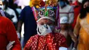 Seorang anak mengenakan kostum dan masker saat berpartisipasi dalam prosesi 'Gai Jatra', atau festival sapi, di Kathmandu, Nepal, Selasa (4/8/2020). Sapi dianggap sebagai hewan suci bagi pemeluk Hindu yang membantu jiwa-jiwa yang telah pergi mencapai surga. (AP Photo/Niranjan Shrestha)