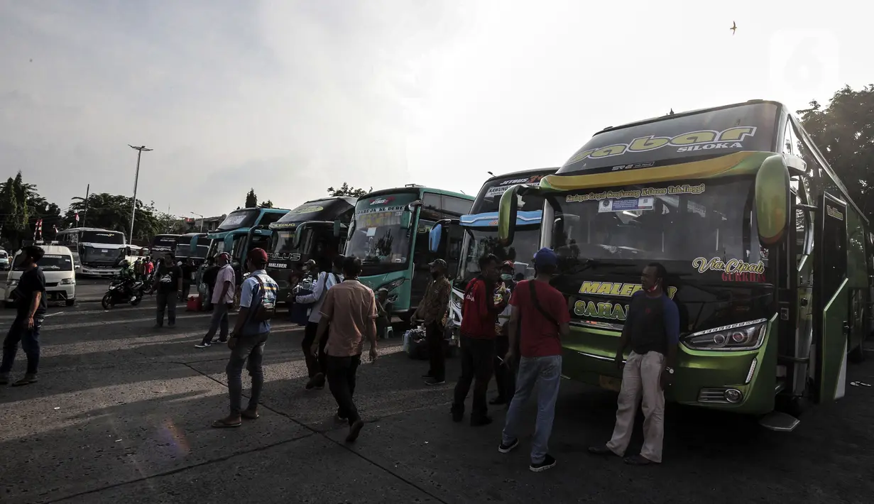 Suasana Terminal Kalideres di Jakarta Barat, Kamis (29/10/2020). Memasuki libur panjang Maulid Nabi Muhammad SAW, masih belum terlihat lonjakan penumpang yang signifikan di Terminal Kalideres. (Liputan6.com/Johan Tallo)
