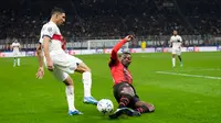 Laga AC Milan kontra PSG berlangsung sengit di awal babak pertama. Kedua tim silih berganti melakukan tekanan ke gawang lawannya.  (AP Photo/Antonio Calanni)