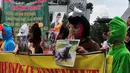 Massa tampak membentangkan beberapa poster berisi penyelamatan satwa Kebun Binatang Surabaya (KBS), Senin (8/12/2014). (Liputan6.com/Johan Tallo)