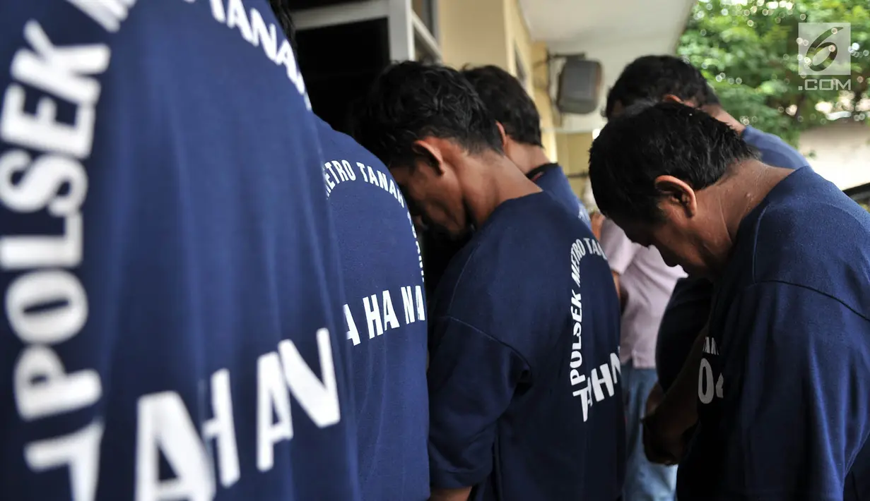 Polisi menghadirkan sejumlah tersangka saat rilis kasus retribusi dan parkir liar di Mapolsek Tanah Abang, Jakarta, Senin (4/6). Dalam aksinya pelaku menarik biaya retribusi Rp 10 ribu dan parkir liar senilai Rp 30 ribu. (Merdeka.com/Iqbal S Nugroho)