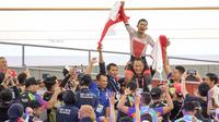 Selebrasi M Fadli pebalap sepeda Indonesia yang meraih medali emas di nomor 4000 meter Individual Pursuit C4 di Velodrome Rawamangun, Jakarta,  Jumat (11/10/2018). (Bola.com/Peksi Cahyo)