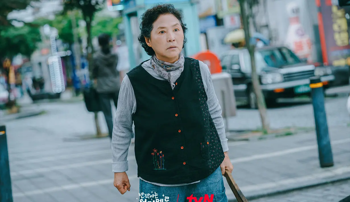 Go Yang Hee menegur Lee Chan dengan tongkat kayu sementara Lee Chan mengambil sikap bertahan dengan rasa takut. (Foto: tvN via Soompi)