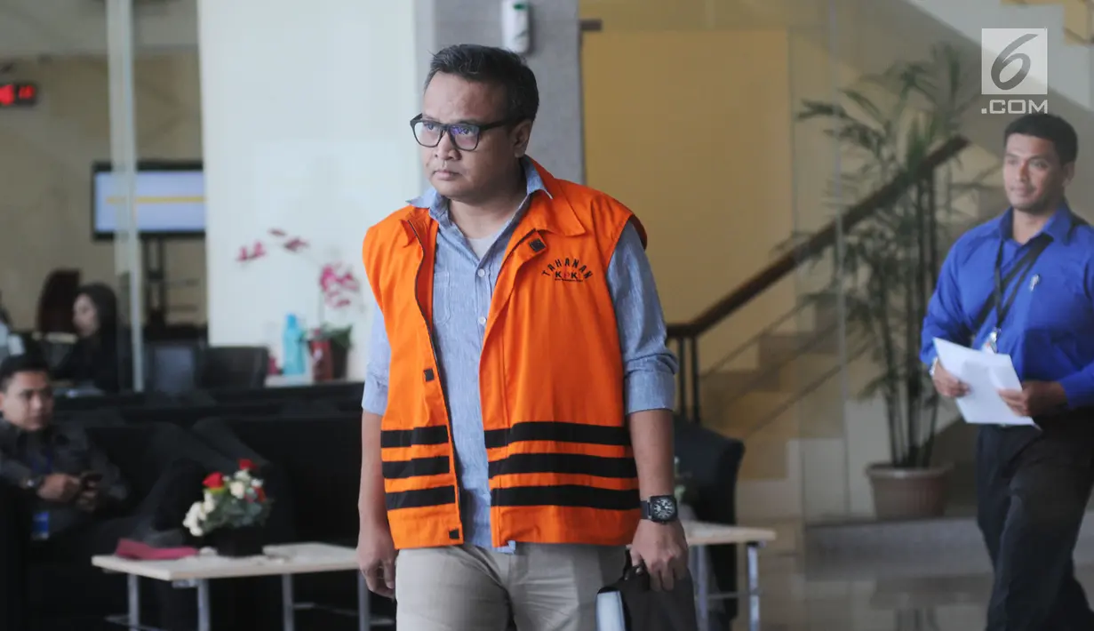 Mantan Direktur PT Murakabi Sejahtera, Irvanto Hendra Pambudi berjalan bergegas seusai menjalani pemeriksaan di gedung KPK, Jakarta, Selasa (10/4). Keponakan Setya Novanto itu menjalani pemeriksaan sebagai tersangka korupsi E-KTP (Merdeka.com/Dwi Narwoko)