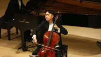 Penampilan William ketika bermain cello di konser amal Tchaikovsky and Rachmaninoff)