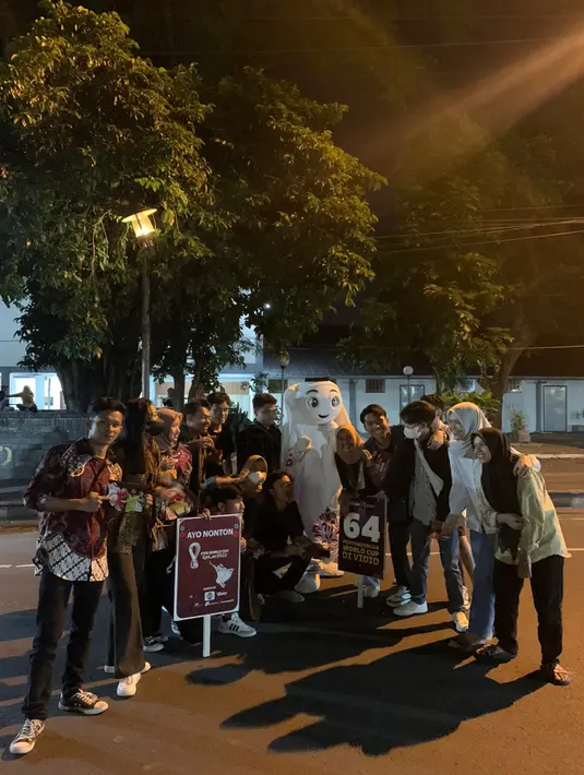 Maskot Piala Dunia 2022, La'eeb berfoto bersama warga saat mengunjungi Night Market Sriwedari, Kota Solo, Sabtu (29/10/2022).  Kedatangan La'eeb ini disambut antusias oleh pengunjung dan pedagang. Dia menjadi buruan warga untuk berfoto. (FOTO: Dok. SCM)