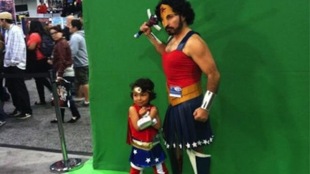 Lucu, Seorang Ayah Jadi Mermaid untuk Dukung Anak Perempuannya