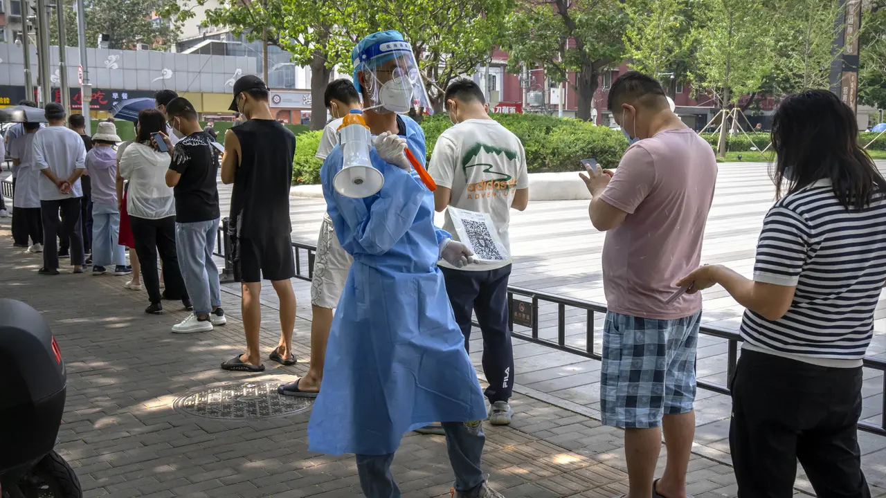 FOTO: Jutaan Warga Beijing Jalani Tes COVID-19 Massal