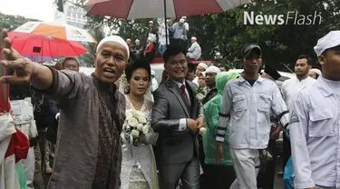 Kondisi jalan yang padat oleh lautan massa, membuat sebagian massa aksi 112 berinisiatif mengawal dan memberi jalan kepada rombongan pengantin yang akan menikah di gereja Katedral