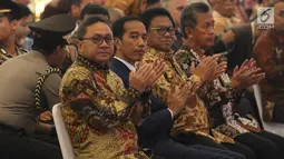 Presiden Joko Widodo didampingi oleh Ketua DPD Oesman Sapta Odang (kedua kanan) dan Ketua MPR Zulkifli Hasan (kiri) saat acara Sarasehan Nasional DPD RI di Senayan, Jakarta, Jumat (17/11). (Liputan6.com/Angga Yuniar)