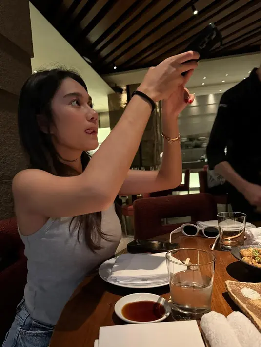 Azizah Salsha unggah beberapa OOTD yang kece hanya dengan outfit serba abu-abu [@azizahsalsha_]