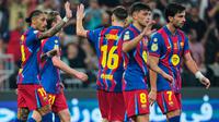 Para pemain Barcelona merayakan gol kelima pada laga semifinal Piala Super Spanyol/Supercopa de Espana antara Barcelona vs Athletic Club di Stadion King Abdullah Sports City, Jeddah, Arab Saudi, Rabu, 7 Januari 2026. (AP Photo/Altaf Qadri)