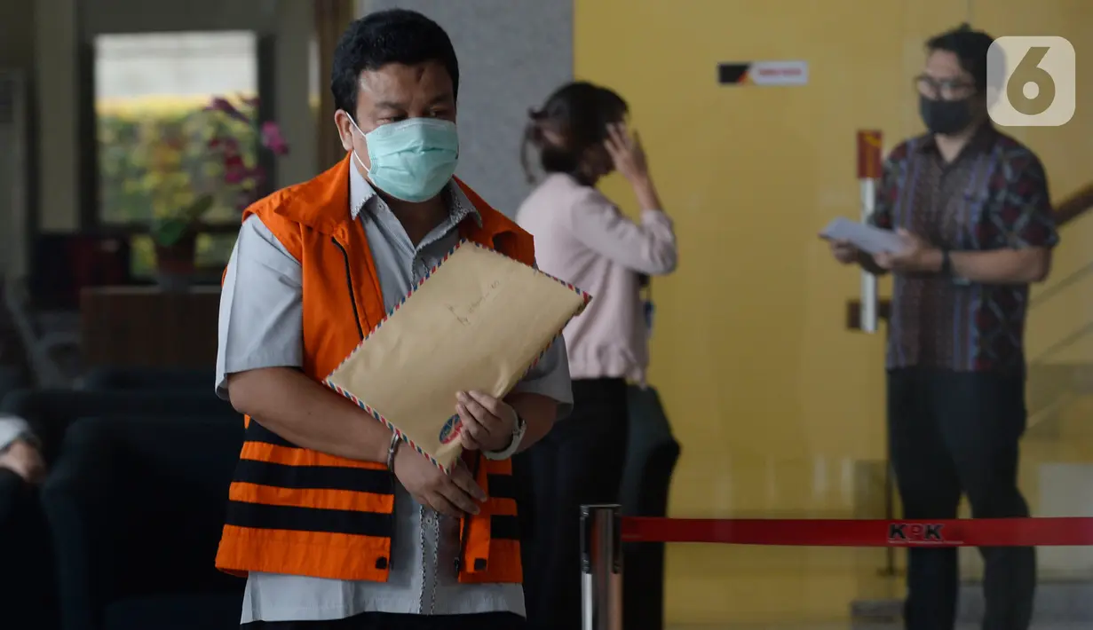 Mantan anggota DPRD Kota Bandung, Tomtom Dabbul Qomar memasuki Gedung KPK untuk menjalani sidang dakwaan secara online di Jakarta, Senin (15/6/2020). Tomtom Dabbul Qomar menjalani sidang perdana kasus pengadaan ruang terbuka hijau (RTH) Kota Bandung Tahun 2012 dan 2013. (merdeka.com/Dwi Narwoko)