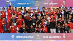 Ketua Umum PSSI Erick Thohir (tengah), Menpora Dito Ariotedjo, Ketua NOC Indonesia Raja Sapta Oktohari, CdM Lexyndo Hakim, staf pelatih, ofisial, dan pemain Timnas Indonesia U-22 berpose memegang medali emas SEA Games 2023 setelah mengalahkan Thailand dengan skor 5-2 pada laga final yang berlangsung di Olympic Stadium, Phnom Penh, Kamboja, Selasa (16/05/2023). (AFP/Nhac Nguyen)