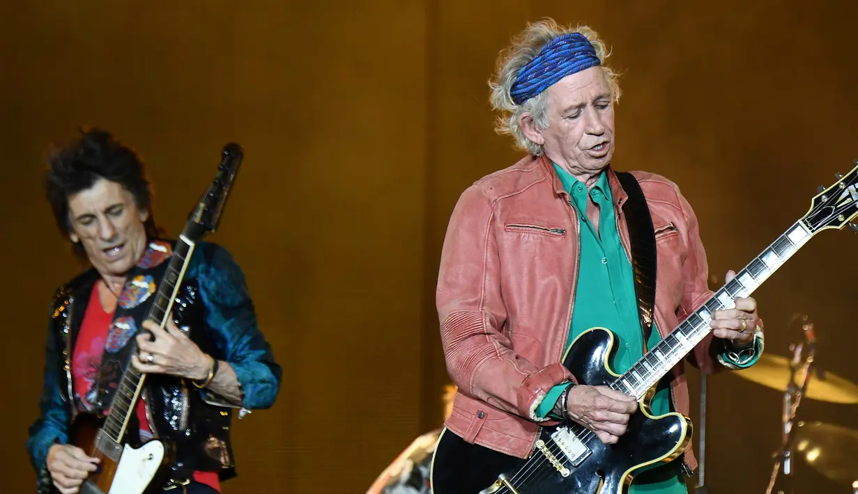 Musisi The Rolling Stones, Ronnie Wood dan Keith Richards saat tampil dalam konser bertajuk No Filter di The Velodrome Stadium, Marseille, Prancis, Selasa (26/6). (AFP PHOTO / Boris Horvat)