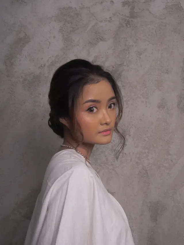Thalia Amritha meluncurkan single perdananya yang berjudul Susah Lupa
