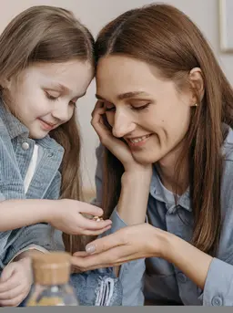 Lewat aktivitas memasukkan uang ke dalam celengan, anak dapat belajar memahami fungsi uang secara sederhana sekaligus mengenal kebiasaan menabung. (Foto/Dok: Pexels)