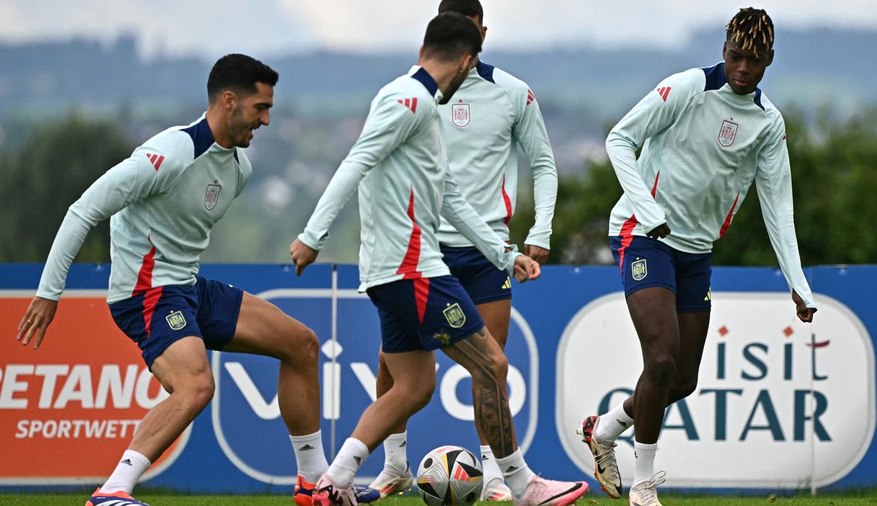 Torehan tersebut membuat La Roja bersanding dengan Jerman sebagai negara tersukses di kompetisi ini. (JAVIER SORIANO / AFP)