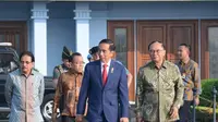 Presiden Jokowi saat tiba di Bandara Halim Perdanakusma. 