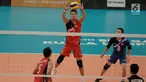 Pevoli putra Indonesia Seganti Agung mencoba mengembalikan bola ke arah pemain Thailand pada final bola voli SEA Games 2017 Kuala Lumpur, Minggu (27/8). Tim bola voli Indonesia kalah atas Thailand dengan skor 1-3. (Liputan6.com/Faizal Fanani)
