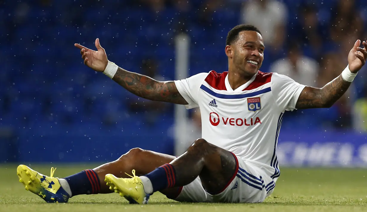 Striker Lyon, Memphis Depay terjatuh saat menghadapi Chelsea dalam International Champions Cup (ICC) di Stamford Bridge, London, Inggris, Selasa (7/8). Chelsea menang 5-4 atas Lyon. (Ian KINGTON/AFP)