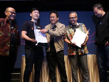 Kepala BEKRAF Triawan Munaf (tengah) dan Derek Hsu selaku CFO 88rising (kedua kiri) berbincang seusai penandatangan kerjasama antara Badan Ekonomi Kreatif (Bekraf) dan 88 Rising yang diselenggarakan di Jakarta, Rabu (24/4/2019). (Liputan6.com/HO/Randy)