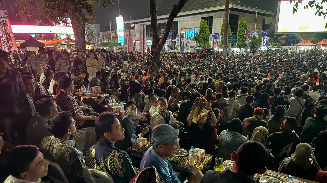 Gibran dan Sandiaga Nobar di Depan Balai Kota Solo