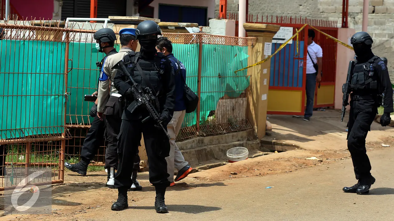 20161211- Olah TKP di Rumah Terduga Teroris Bekasi-Johan Tallo