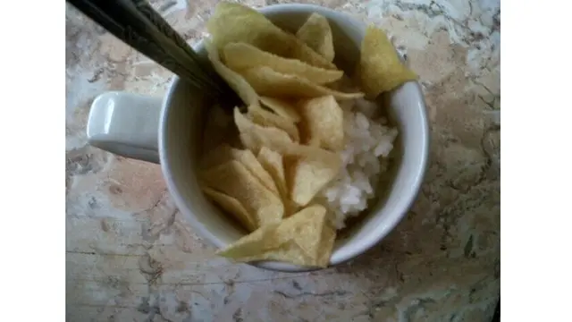 5 Aksi Nyeleneh Makan Pakai Gelas Ini Bikin Geleng Kepala