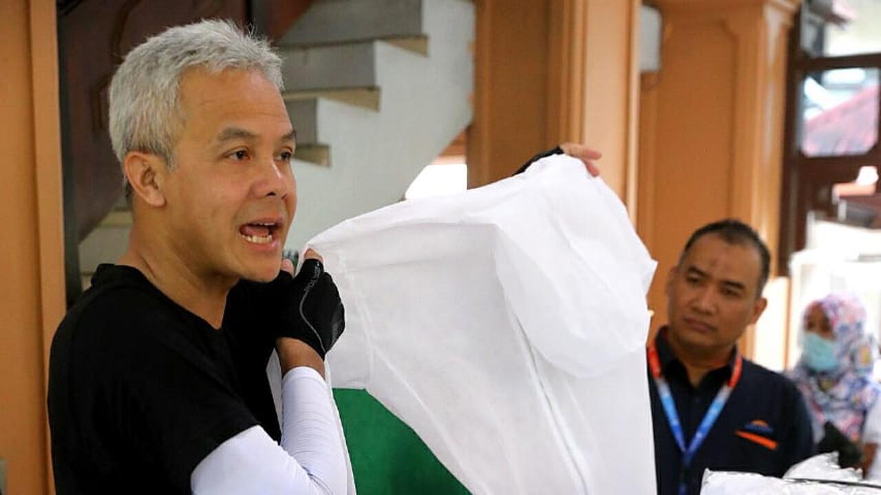 Ganjar Pranowo pamerkan APD 'baju astronot' yang diproduksi oleh RS Moewardi Solo. (Foto: Liputan6.com/Humas Pemprov Jateng/Felek Wahyu)