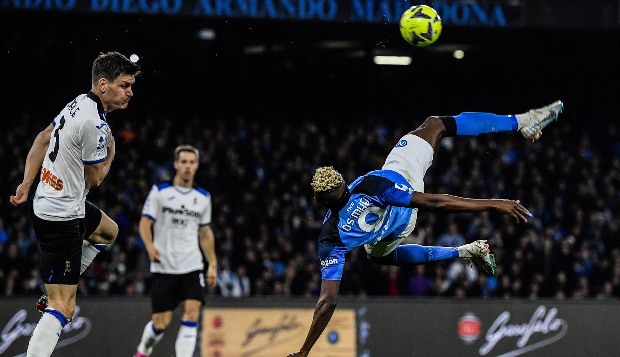 Striker Napoli, Victor Osimhen melepaskan tendangan akrobatik saat menghadapi Atalanta pada laga pekan ke-26 Liga Italia 2022/2023 di Diego Armando Maradona Stadium, Naples, Minggu (12/3/2023) dini hari WIB. (AFP/Filippo Monteforte)