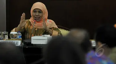 Menteri Sosial Khofifah Indar Parawansa memimpin rapat internal di Gedung Kementerian Sosial, Jakarta, Selasa (24/3/2015). Rapat tersebut membahas  distribusi beras miskin (raskin). (Liputan6.com/Johan Tallo)