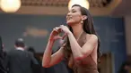 Bella Hadid berpose di hadapan fotografer setibanya pada pemutaran perdana film 'The Apprentice' di Festival Film Cannes ke-77, Prancis selatan, Senin (20/5/2024). (Photo by Andreea Alexandru/Invision/AP)