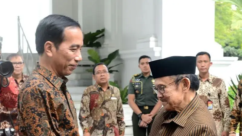 Presiden Jokowi Bertemu BJ Habibie di Istana Merdeka.